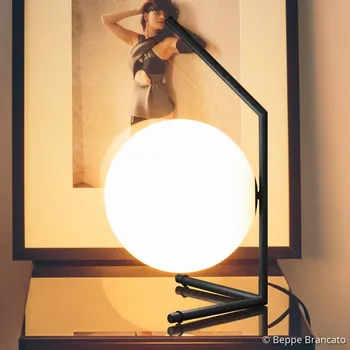 Lampička FLOS IC T1 Nízká designová stolní lampa černá - Ø koule 20 cm, délka základny 17,6 cm černá, opálově bílá 1 x 60 W - Doprava zdarma