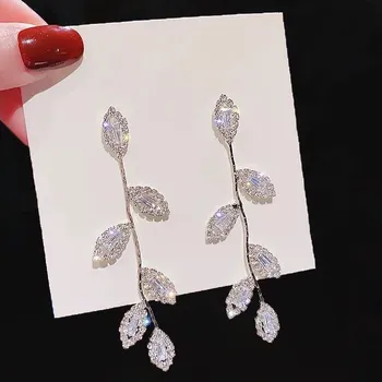 Náušnice Náušnice štrasové dlouhé z broušeného skla s lístečky Stříbrná