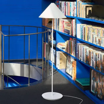 Lampička Louis Poulsen Keglen stojací lampa 3 000 K bílá - délka přívodního kabelu se zásuvným transformátorem 230 cm; Ø základny 30 cm LED celkem 8,5 W - Doprava zdarma