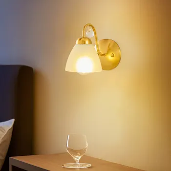 Lampička Lamkur Nástěnné světlo Miranda se skleněným stínidlem, mosazné patinovaný, satinovaný 1 x 60 W - Doprava zdarma