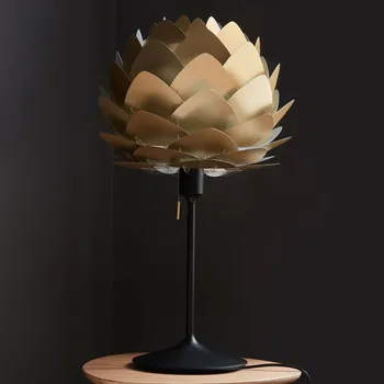 Lampička UMAGE Aluvia mini stolní lampa mosaz/černá - výška stínidla 30 cm; průměr podstavec 22 cm; délka kabelu 150 cm kartáčovaná mosaz, černý 1 x 15 W LED - Doprava zdarma