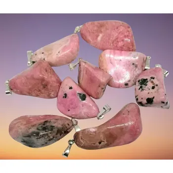 Přívěsek Přívěsek z rodonitu – přírodní nepravidelný tromlovaný kámen