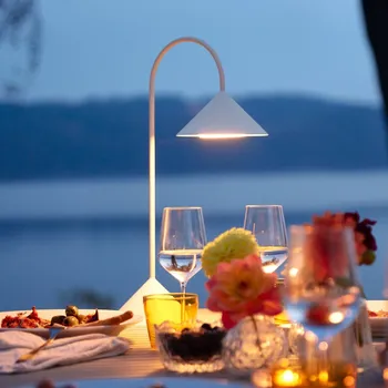 Venkovní osvětlení FRANDSEN LED stolní lampa Grasp, bílá, výška 47 cm, kovová 1 x 4 W LED - Doprava zdarma