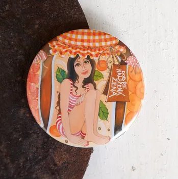 Dekorativní magnet Zuzana Honsová Dobře naložená žena magnet 56 mm