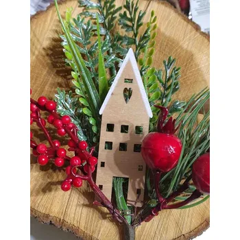 Vánoční dekorace Dekorační větvička se šípkem a domečkem