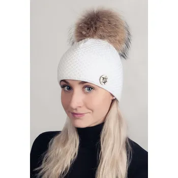 Čepice R-JET Bílá dámská zimní pletená čepice s pravou kožešinovou je ozdobena broží alpinka a odepínací bambulí v přírodní barvě