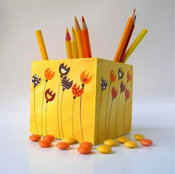 Dekorace do dětského pokoje DŘEVĚNÝ TUŽKOVNÍK ŽLUTÝ S TULIPÁNY