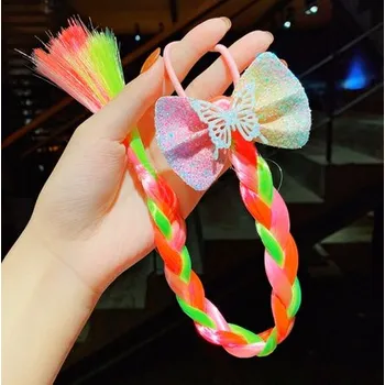 Různě barevné copy s ozdobou do vlásků jako příčesek Motiv: barevný cop s motýlkem