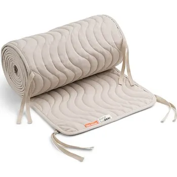 DONE BY DEER prošívaný mantinel do postýlky WAVES Písková