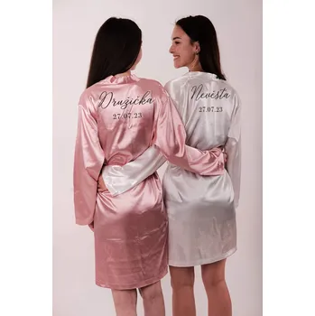 Svatební dekorace Saténový župánek pro NEVĚSTU a DRUŽIČKU s datem svatby Barva: Pro nevěstu bílý, družičku růžový, Velikost nevěsty: S, Velikost družičky: XL