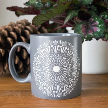 Gadget Malovaný hrnek s mandalou - šedý