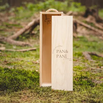 Dárková krabička Dřevěná krabička na víno s příjmením PAN A PANÍ