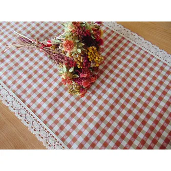 ubrus Běhoun béžovo - červené kostky s širokou krajkou Vzor kanafasu: Kostky 12x12mm se vzorem, Běhoun rozměr: 45x150cm (50/150cm)