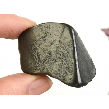 Přírodní kámen Kámen z hladkého šungitu (z Ruska) 23g
