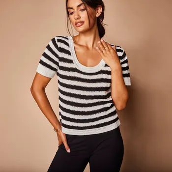 Dámský svetr Pruhovaný pulovr s krátkými rukávy, z úpletu se vzorem bílá/černá 52