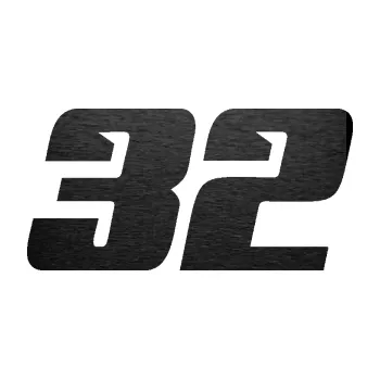 Polep vozidla Startovní číslo 32 typ 6 (63 - škrábaný kov černý) SAMOLEPKA NA AUTO, NÁLEPKA, FÓLIE, POLEP, TUNING, VLASTNÍ TEXT, TISK, AUTOSAMOLEPKY.cz, POLEPY, OBRÁZEK, LOGO, 3D STICKERS