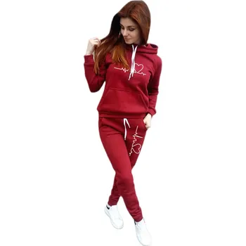 Pohodlná dámská tepláková souprava s potiskem ve tvaru srdce Barevná varianta: Červená, Velikost: 2XL