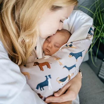 Zavinovačka Lily is sailing Péřová zavinovačka - Pejsci moka bílá bavlna Velikost: 80 x 80 cm, Varianta: povlak zapínání na knoflíky