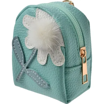 Zelená klíčenka ve tvaru batůžku s květinou