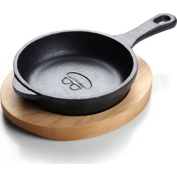 Hrnec Servírovací pánev, 10 cm - HOLM (Litinová servírovací pánev s prkénkem 10 cm - HOLM)