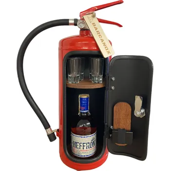 Dárkový potravinový koš Hasičák bar červený, hnědé dřevo - dárek nejen pro hasiče