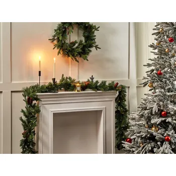 Vánoční dekorace Vánoční girlanda zelená Syntetický materiál 270 cm osvětlená s LED světly Sezónní dekorace Zimní sváteční zeleň Beliani