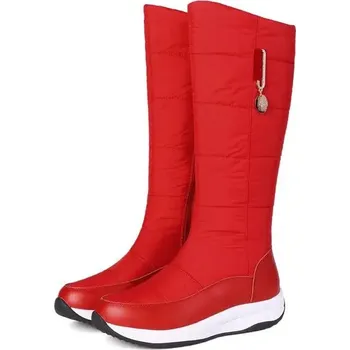 Dámské kozačky Péřové zimní kozačky s koženým detailem a přívěskem Barva: Červená, Velikost: 40