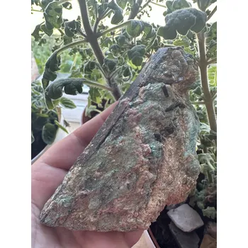 Drahý kámen Kyanit ve fuchsitu