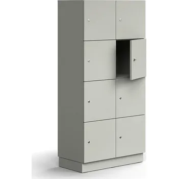 Pytel na prádlo Skříň QBUS, 8 uzamykatelných boxů, sokl, 1636x800x420 mm, světle šedá