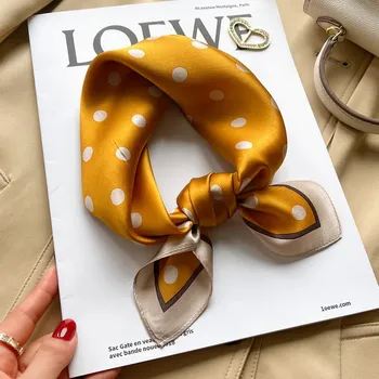 Šátek Hedvábný šátek hořčicový s krémovými puntíky 53x53 cm v dárkovém balení, HEDVÁBNÝ SVĚT