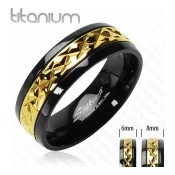 Prsten Titanový prsten černý se vzorovaným pruhem zlaté barvy - Velikost: 67