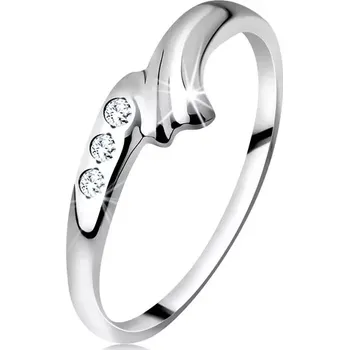 Prsten Prsten v bílém 14K zlatě - zahnuté rameno s rýhou a trojice čirých briliantů - Velikost: 58