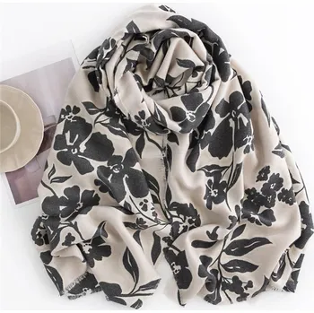 Šála Bavlissimo Dámská šála 170 x 90 cm béžová s černým potiskem květiny