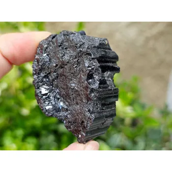 Přírodní kámen Turmalín černý skoryl krystal (79g) z Madagaskaru
