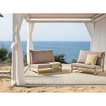 Sada 2 nízkých křesel Světlé bambusové dřevo Tmavě šedé polštáře na sezení Vnitřní a venkovní design Moderní rustikální styl Beliani