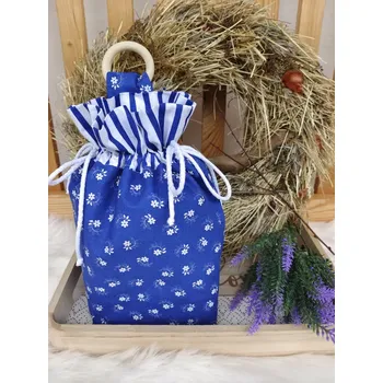 Látkový pytlík na zavěšení – kvítka na modré | dřevěný kroužek