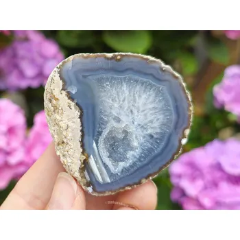 Přírodní kámen Achát šedý geoda s dutinou Brazílie 112g