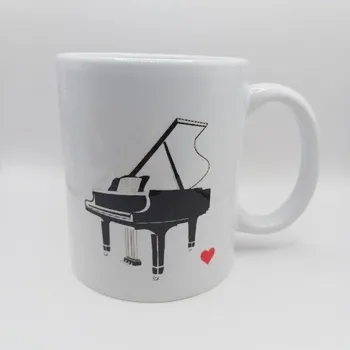 Bílý hrnek v krabičce - hudební nástroj klavír