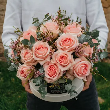 Flower box z růžových růží (se zelení) Velká