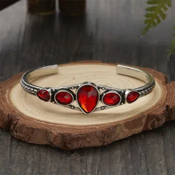 Náramek Kovový Etno náramek s červenými kameny