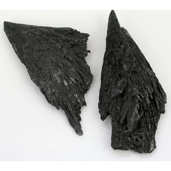 Kyanit černý surový