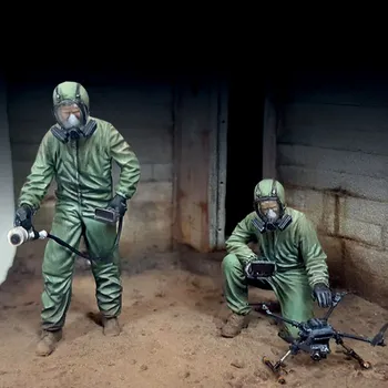 Plastikový model Royal Model 1/35 Men in NBC suit multi configuration figures