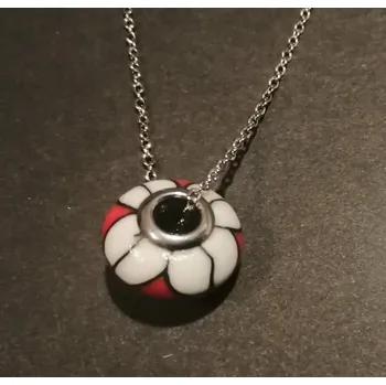 Přívěsek Bílý korálek s červeným zdobením - ocelový přívěsek s řetízkem 45cm