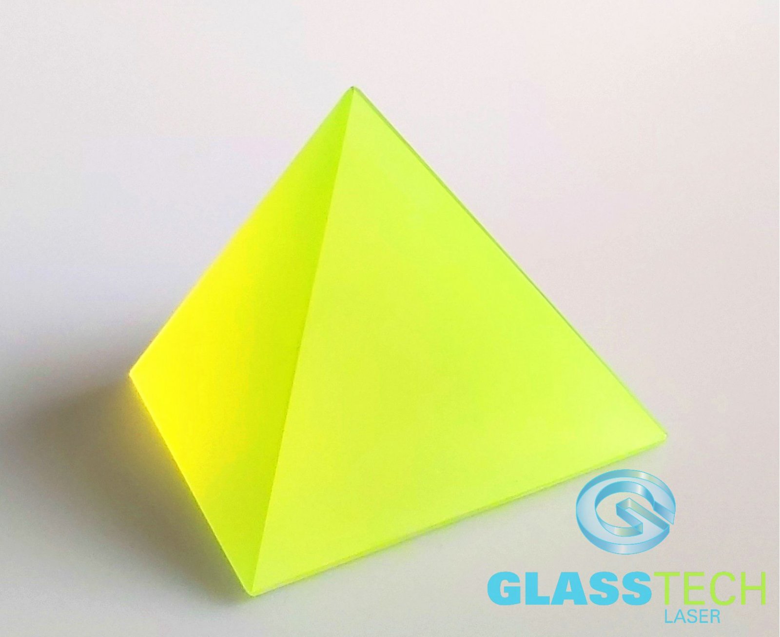 Pyramida z uranového skla, 85X85X85 mm, svítící pod UV paprsky (Jehlan z uranového skla, matný)