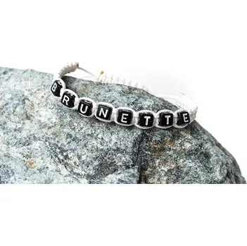 Náramek WUX Bílý náramek vlastní text VELIKOST NÁRAMKU: Dámská...16cm, PRŮMĚR PROVÁZKU: Ø 2mm, BARVA KORÁLKU S PÍSMENEM: Černý korálek