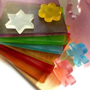 Koupelová kosmetika libebit Třpytivý mýdlový plát na vykrajování malý (Malý glycerinový mýdlový plát plný třpytek s tloušťkou 1 cm a velikosti cca 11 x 14 cm od českého výrobce přírodní kosmetiky libebit. Cena za 1 kus.)