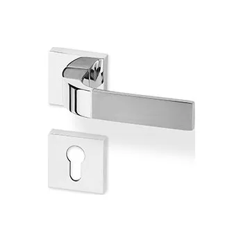 Dveřní kování AC-T SERVIS Dveřní klika SIENNA chrom/matný nikl - hranatá rozeta Provedení kliky: vč. rozety PZ - fabkový klíč, Mechanizmus rozety: Plastová konstrukce