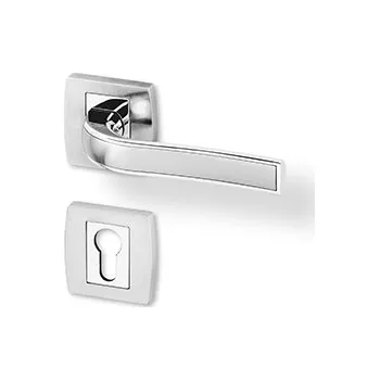 Dveřní kování AC-T SERVIS Dveřní klika GRACIOSA chrom/nerez - hranatá rozeta Provedení kliky: vč. rozety PZ - fabkový klíč, Mechanizmus rozety: Kovová konstrukce