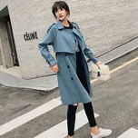 Klasický dvouřadý trench coat délky midi Barva: Nebeská, Velikost: S