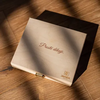 Čokoláda JANEK Dřevěná dárková krabička s pralinkami a lanýži 20 ks Prostě děkuji